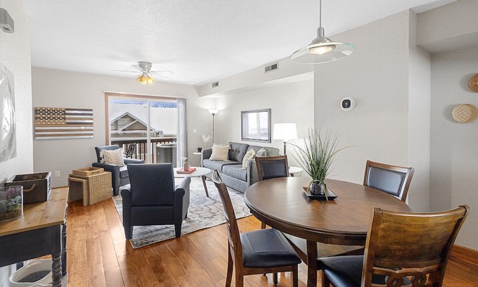 Morgantown House | Updated-100Mbps-Smart TV-3 TVs-Full Kitchen-W/D