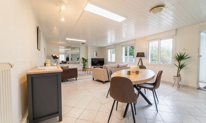 Chasseneuil-du-Poitou Apartment | Le Gué Sourdeau: 150m² 5 min from Futuroscope