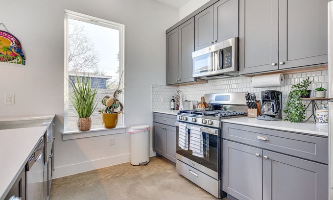Brentwood Cottage | Pet-friendly Brentwood Home ~ 7 Mi to Downtown!