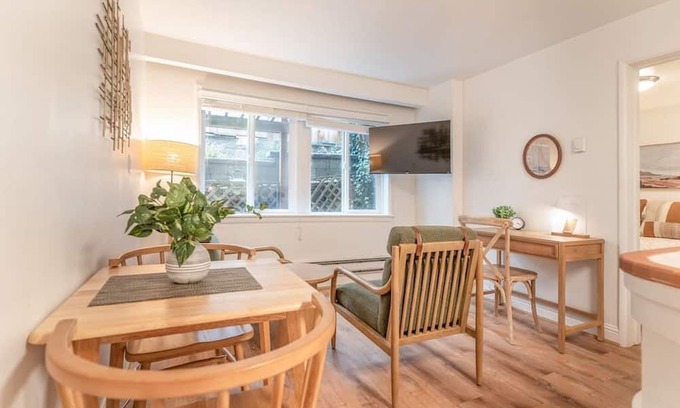 Alki Apartment | Cozy 1-BR Seaside Apt near Aki Beach