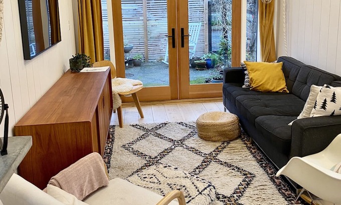 Saanich Cottage | Newly renovated modern suite near Royal Jubilee Hospital in city centre.