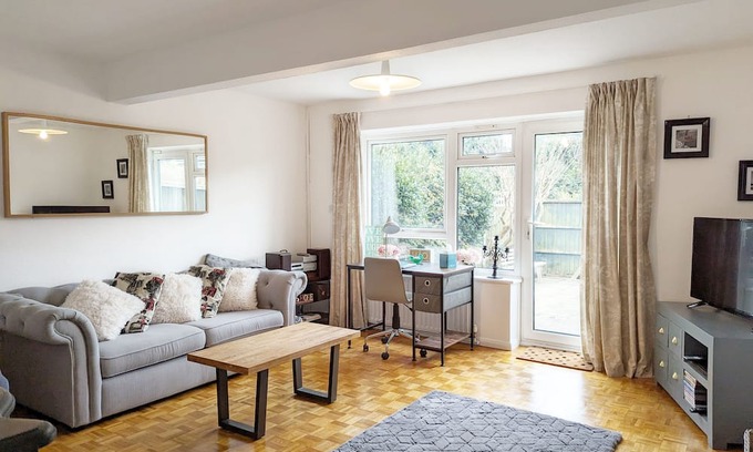 Littlehampton House | Holly House - Rustington - a family house that sleeps 6 guests in 3 bedrooms