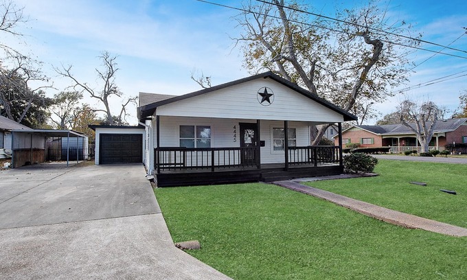 Groves House | 4-Bedroom, 2-Bath House with Pool in Groves, TX