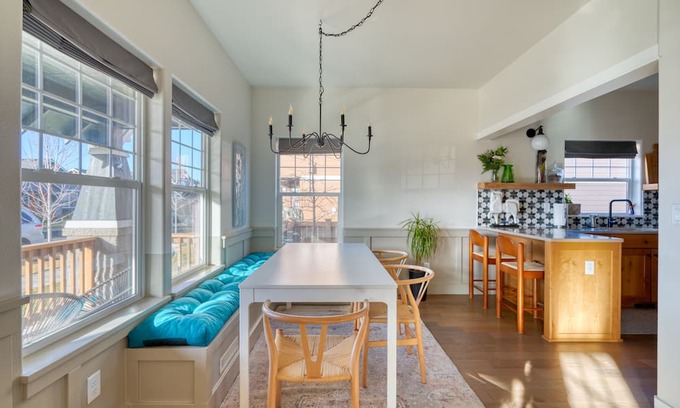 Mountain View House | High End Home In Quiet Neighborhood. King Bed, Fenced Yard, Harry Potter Room!