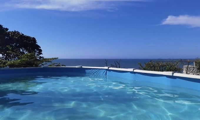 Santa Cruz Ski Chalet | Chalet Espacioso a Orilla de la Playa ,ideal Para Relajarte con Familia y Amigos