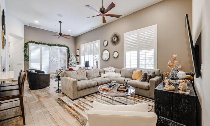 Talon Retreat House | Luxury 3br house w/heated pool + gym!