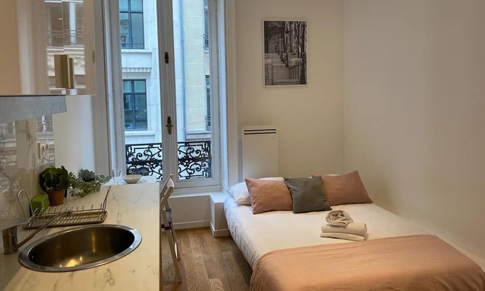 Quartier du Faubourg-Montmartre Apartment | Spacious studio in the center of Paris - Mobility lease