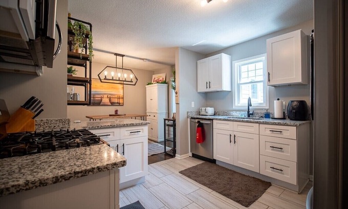 Rosedale House | Cozy Updated Ranch Near KU+Westport