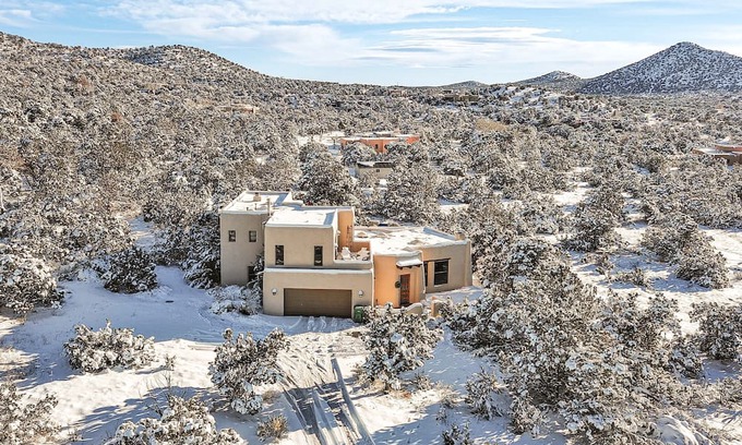 Canoncito House | Pet-Friendly Santa Fe Home w/ Balcony Near Trails!