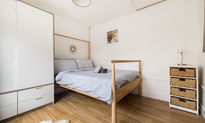 Grove Green Apartment | Cosy 1BD Flat London Zone3 w/ Parking, Perfect for Couples, Baby & Pet Friendly!