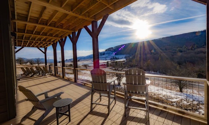 Banner Elk House | NEW! Sleeps 10, Hot Tub, Grandfather Mountain views, minutes to ski resorts!