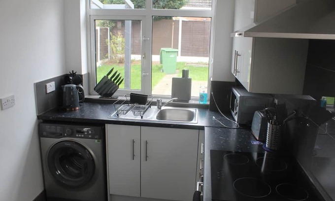 Dudley House | Perfect for Contractors, Nurses/Doctors and families for short stay leisure.