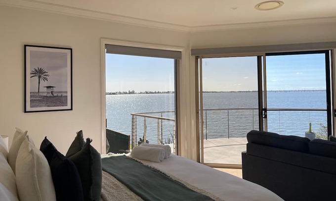 Mulwala House | Luxury Lakeviews - The Lake House Mulwala