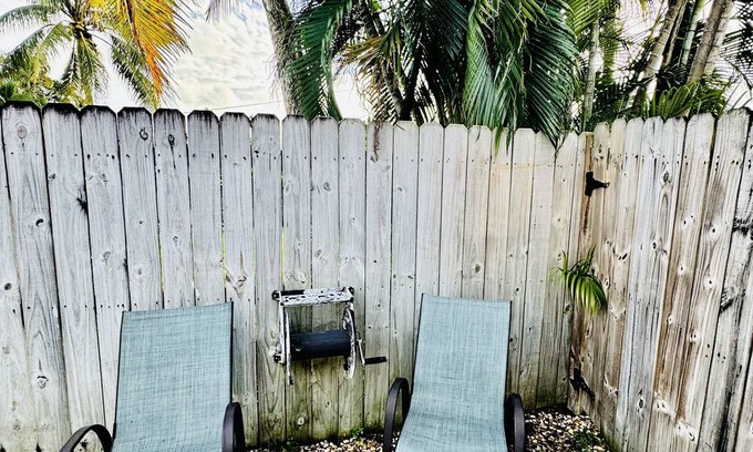 Royal Poinciana House | Cozy Home - Queen Size Bed