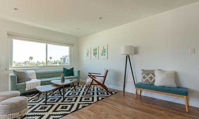East Village Apartment | Trendy Long Beach 1BR, nr Aquarium, Groceries & Bars, by Blueground