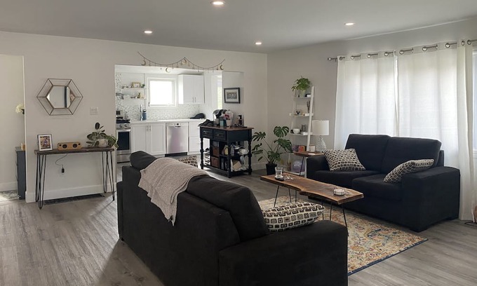 Port Stanley House | Lovely Lakehouse in Port Stanley. Enjoy lake views and 10min walk to the beach!