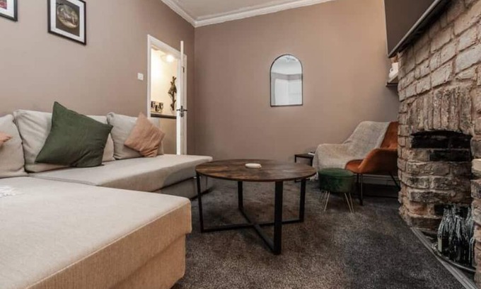 Liverpool House | FREE Parking- Sleeps 8, Victorian terrace home