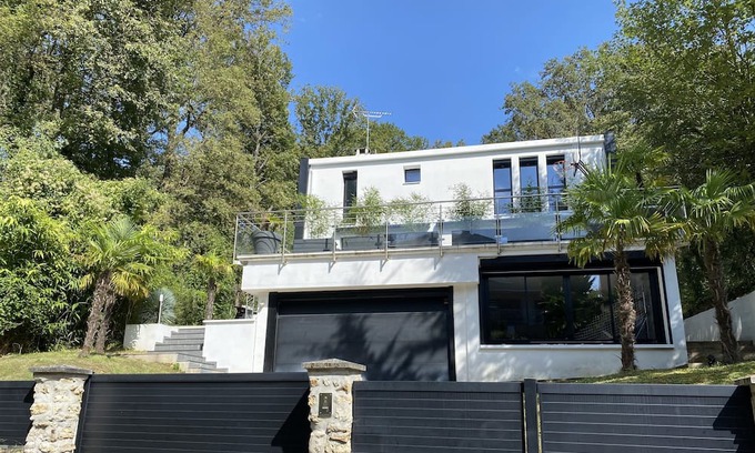 Palaiseau Villa | Villa Contemporaine Mandarine Avec Salle de Jeux, Idéal Pour les Familles