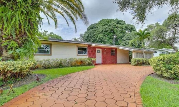 Plantation Apartment | 3 Bedroom 755387 by Houzlet
