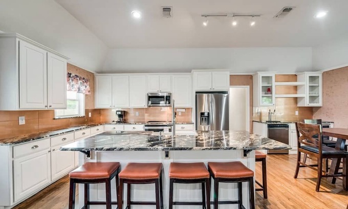 Azle House | The Perfect Getaway/Boat Dock/Eagle Mountain!