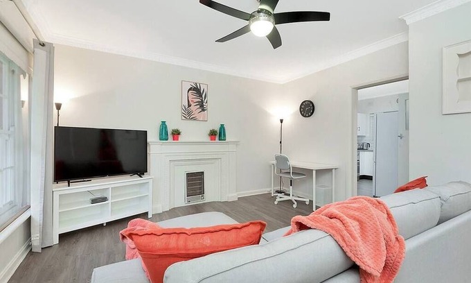 Tusmore Apartment | Tasteful 2BR 1BA in Tusmore