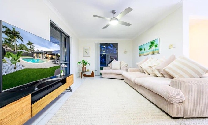 Gold Coast House | Relaxing Hope Island Retreat with Pool and Study