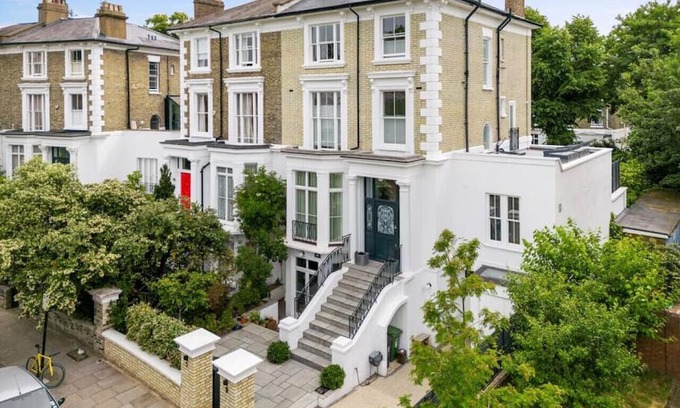 Belsize Park House | Stunning 6 Bedroom Home with Gym, Hot Tub & Garden