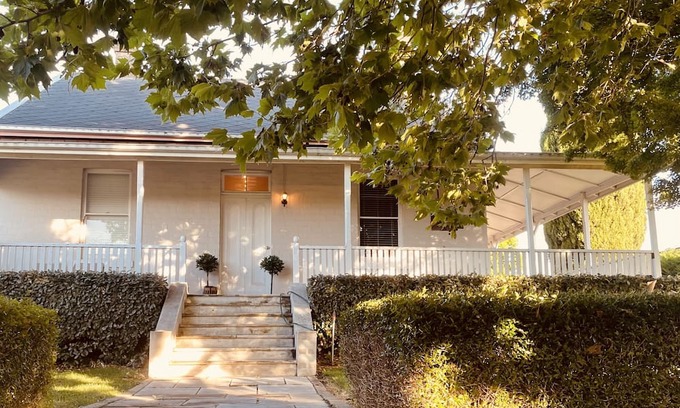 Glen Innes House | Beautiful, spacious 1870s house in centre of town.