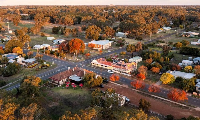 Cavendish House | Family friendly cosy cottage. A short walk to the famous Bunyip Hotel