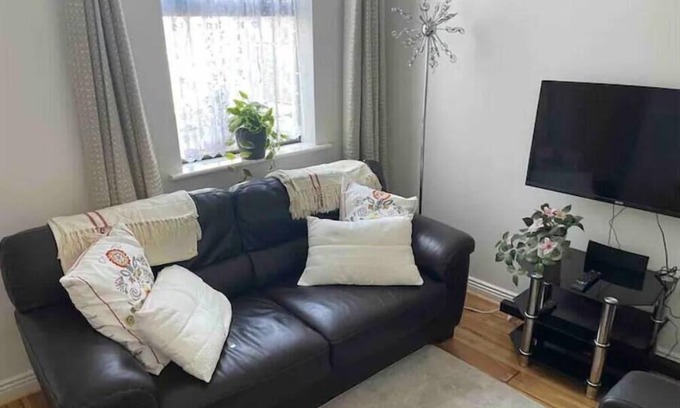 Broadstone House | Canal View - Dublin City- Pre-Flight, Post-Flight Dublin Airport -City Break