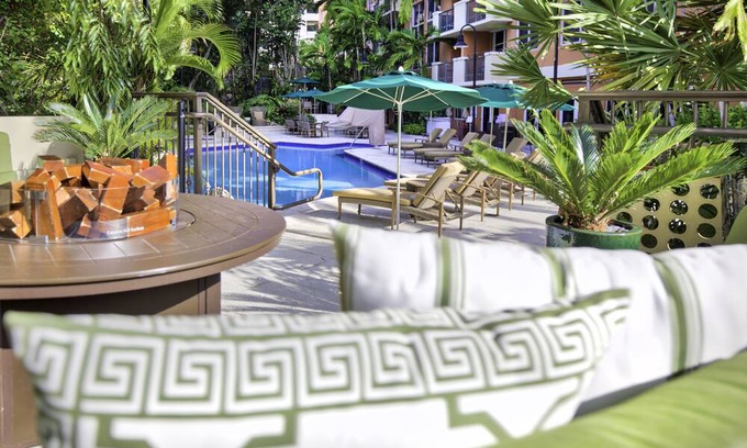 Coconut Grove Condo | Stay in a Historic Coconut Grove1/1 Condo! Pool + Gym + Sauna + Restaurant