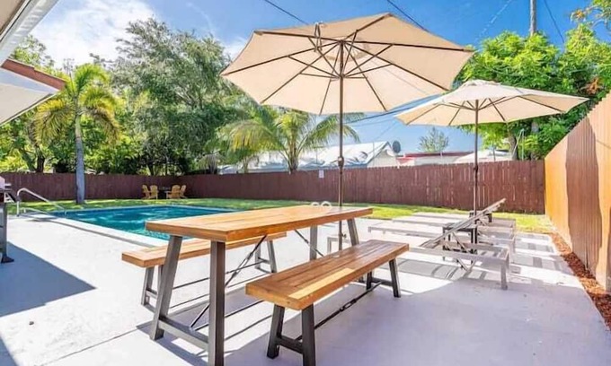 West Hollywood Apartment | 3 Bedroom 722432 by Houzlet