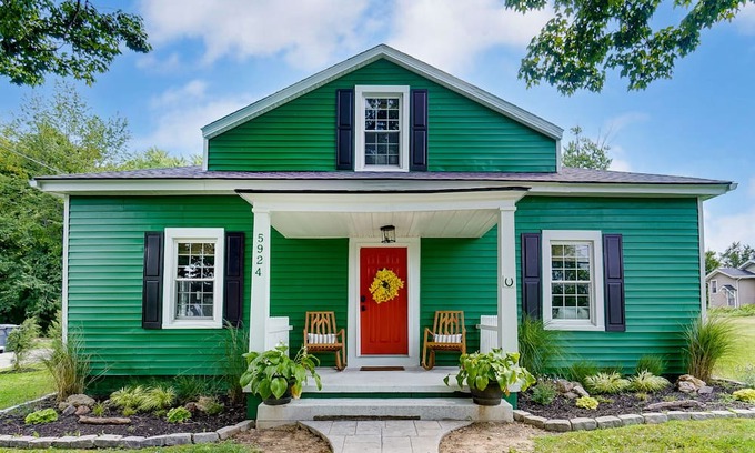 Burlington House | Cozy home! Just 11 minutes to Creation Museum. Walk to restaurants and more!