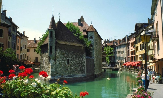 Annecy-le-Vieux House | Homerez - Spacious house for 8 ppl. with garden and terrace at Annecy-le-Vieux