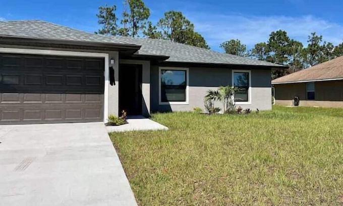 Sunshine Apartment | 3 Bedroom 719092 by Houzlet