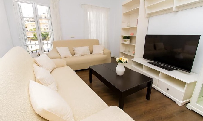 Ensanche Centro Apartment | Apartment 'Atarazanas 2-bed Suite' with Balcony, Wi-Fi and Air Conditioning