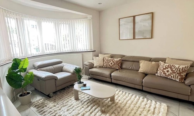 Sudbury House | Stylish 2 Bedroom House Wembley