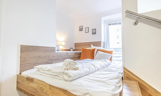 Krems an der Donau Apartment | Krems Bahnhof Room Air Condition TV shared kitchen