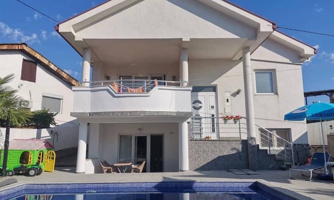 Kavadarci House | The Withe HousenCharming 2-bedroom house in serene Kavadarci with AC