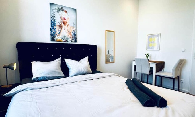 Liesing Apartment | Private Room in 3BR Apt Steps from Kaufpark