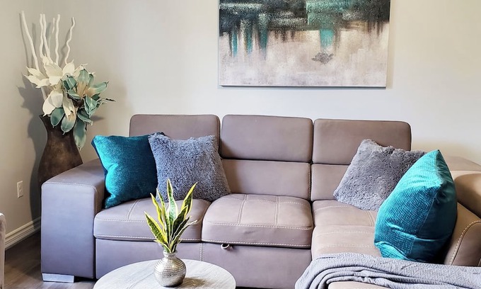 Kitchener House | In style 3 Bdrm house- king bed, Netflix, 2 parking