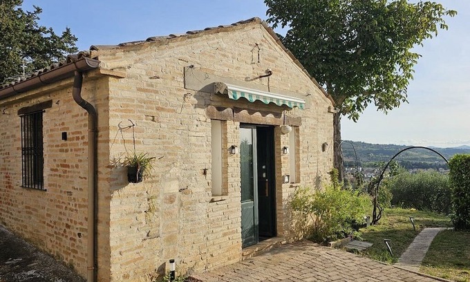 Falerone House | Comfortable Guesthouse in Scenic Italian Countryside