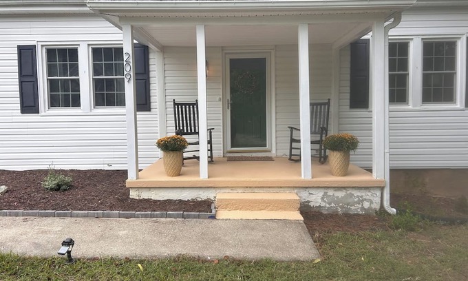 Bowling Green House | Charming 2-bedroom house in Bowling Green with AC