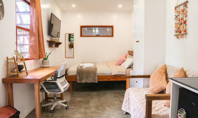 Catangnan Apartment | The Garden Room - Comfy apartment with workspace