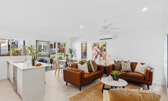 Oxenford House | Dream World Escape 4BR Oxenford - Pool, Gym BBQ