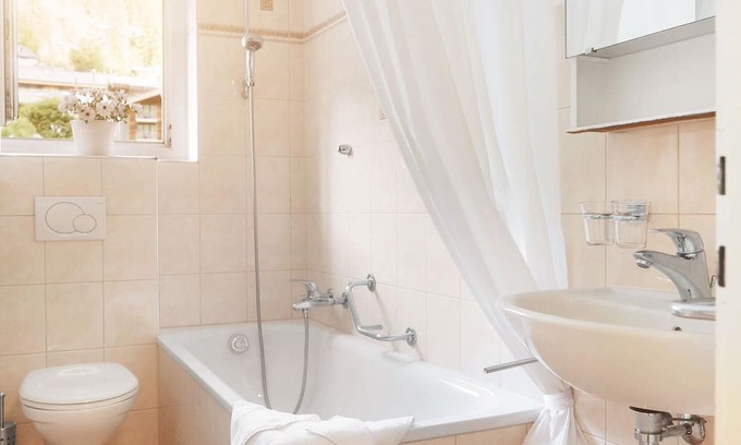 Zermatt Apartment | Haus Kandahar Matterhorn View 1st floor 4 mins ski lift, 5 mins to town centre.