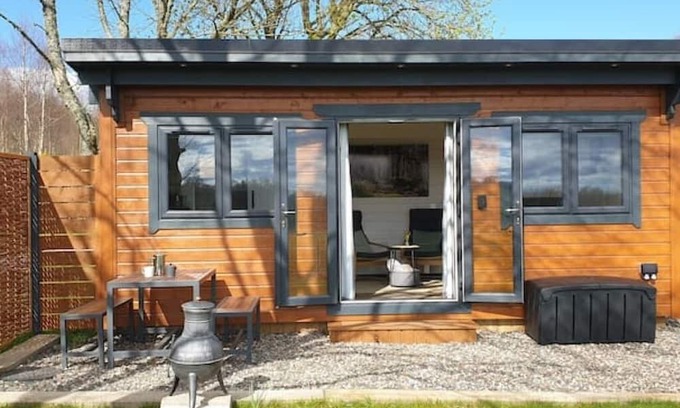 Forfar Cabin | Bumblebee Cabin at Redroofs