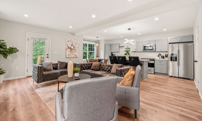 Bloomfield House | Family-Friendly Retreat - Sleeps 20 in Bloomfield, CT