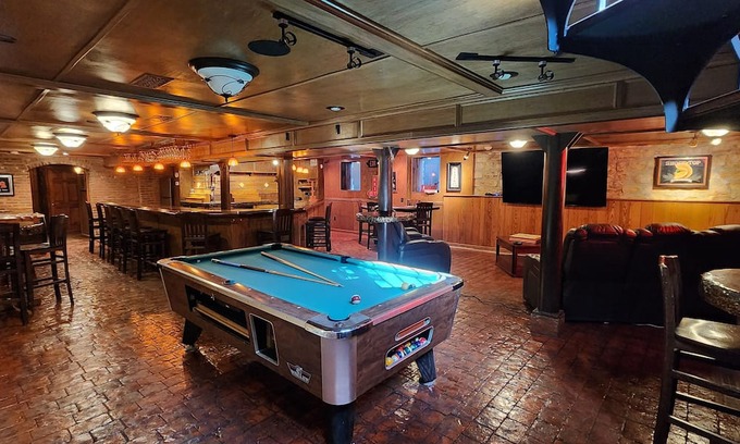 Carlyle Apartment | 3-Bedroom Downtown apartment with Game Room