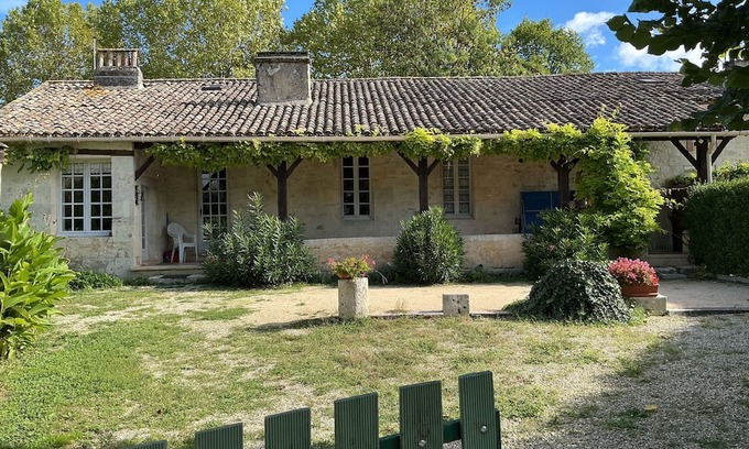 Boisse Cottage | Haven of peace: 8-person gîte with swimming pool in Boisse